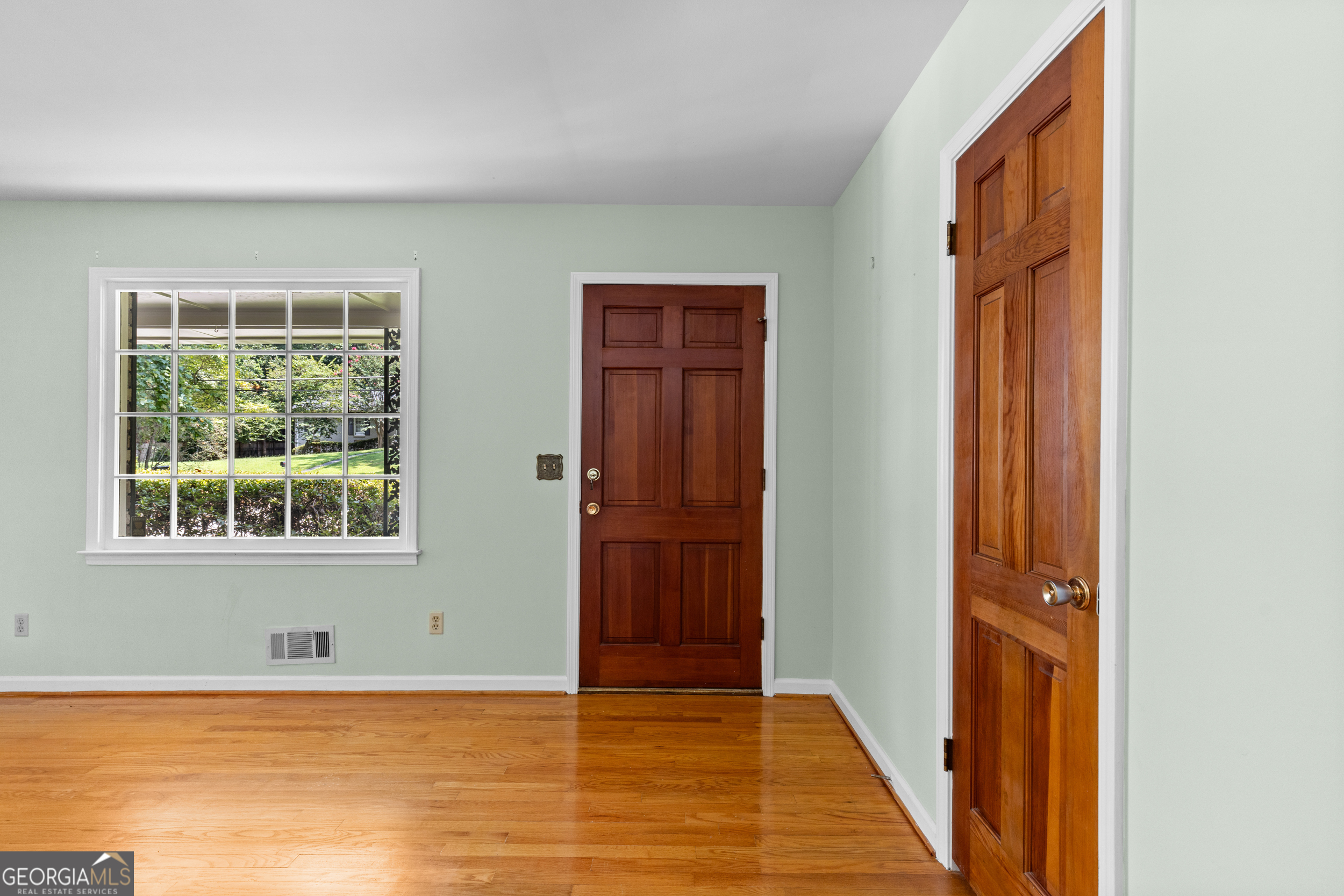 660 Grove Parkway Se Property Photo 5