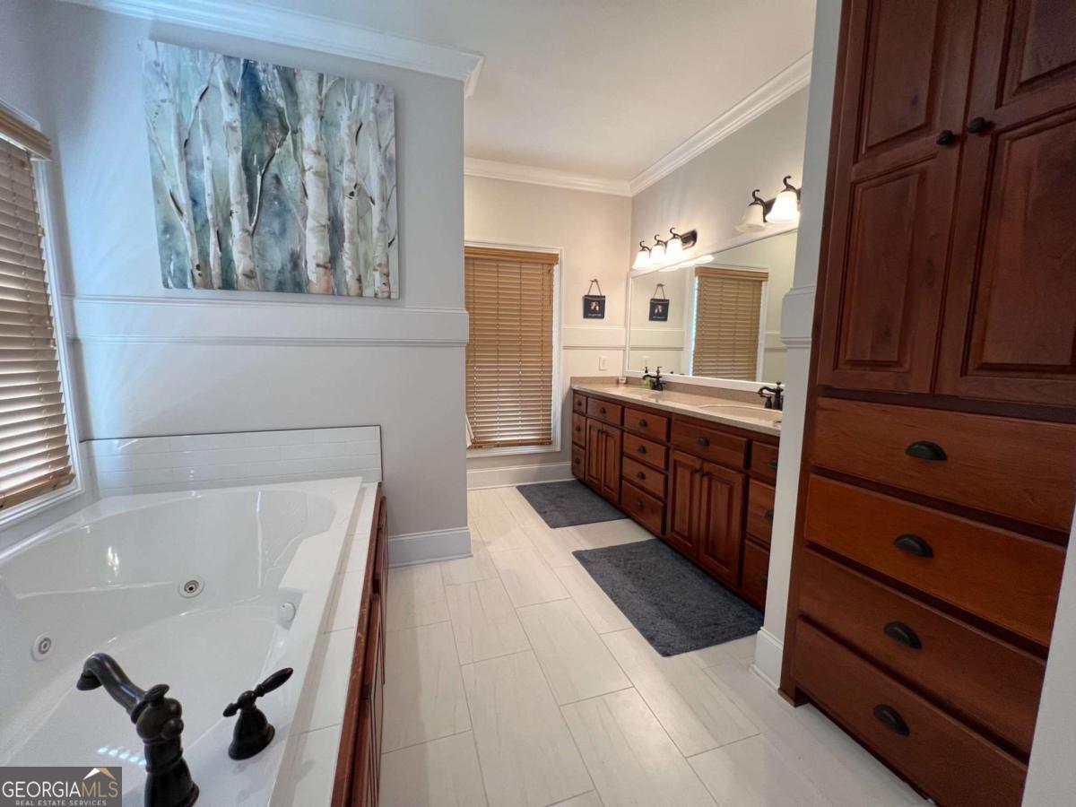 2261 Eastgate Drive E Property Photo 18
