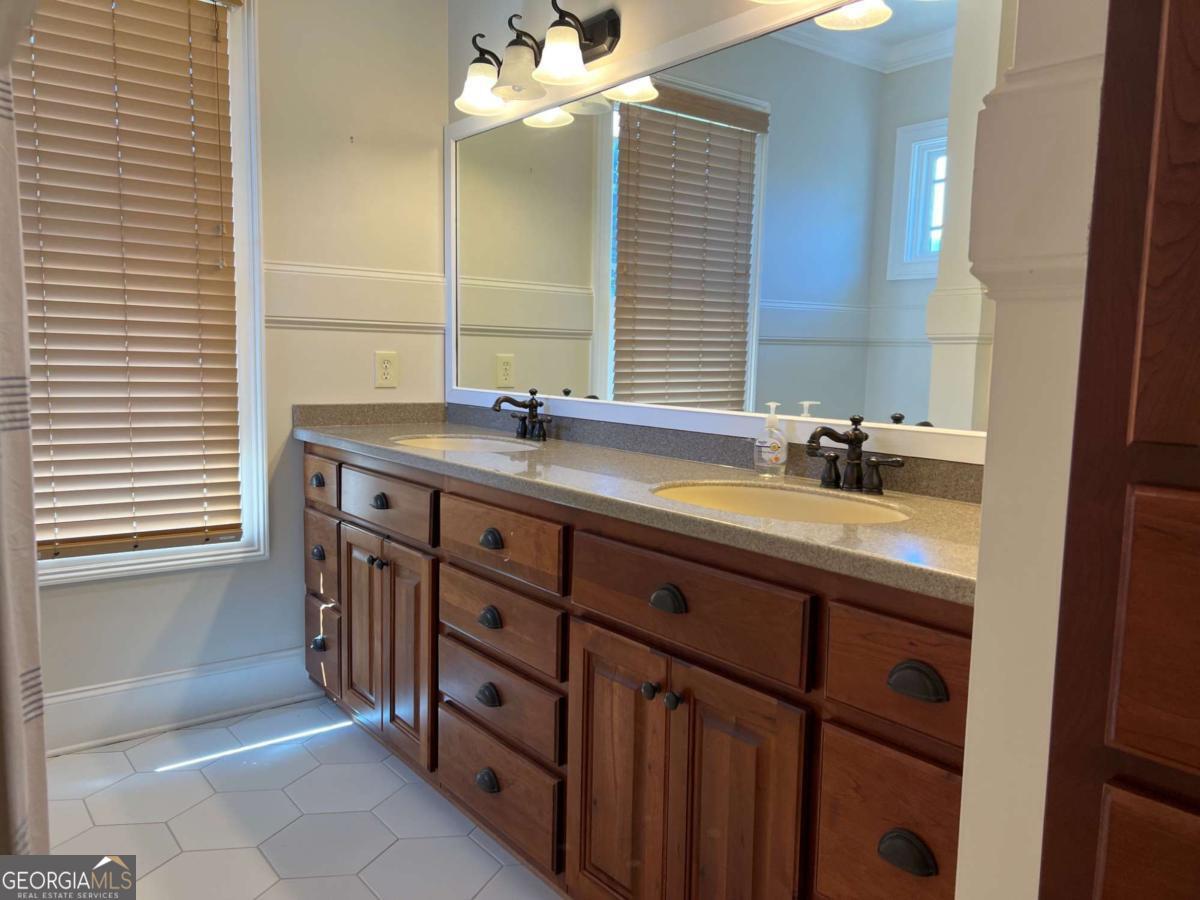 2261 Eastgate Drive E Property Photo 24