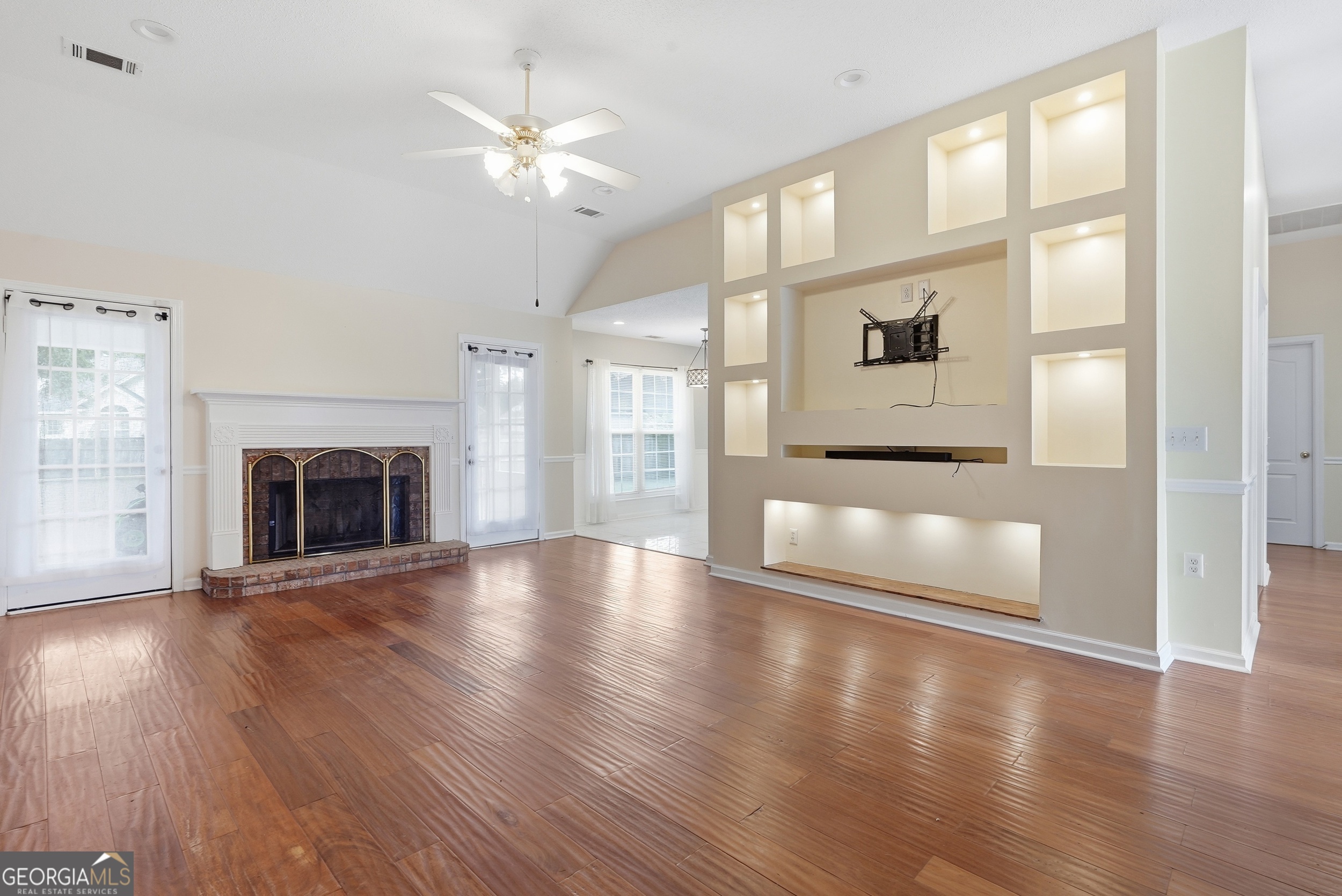 197 Young Way Property Photo 3