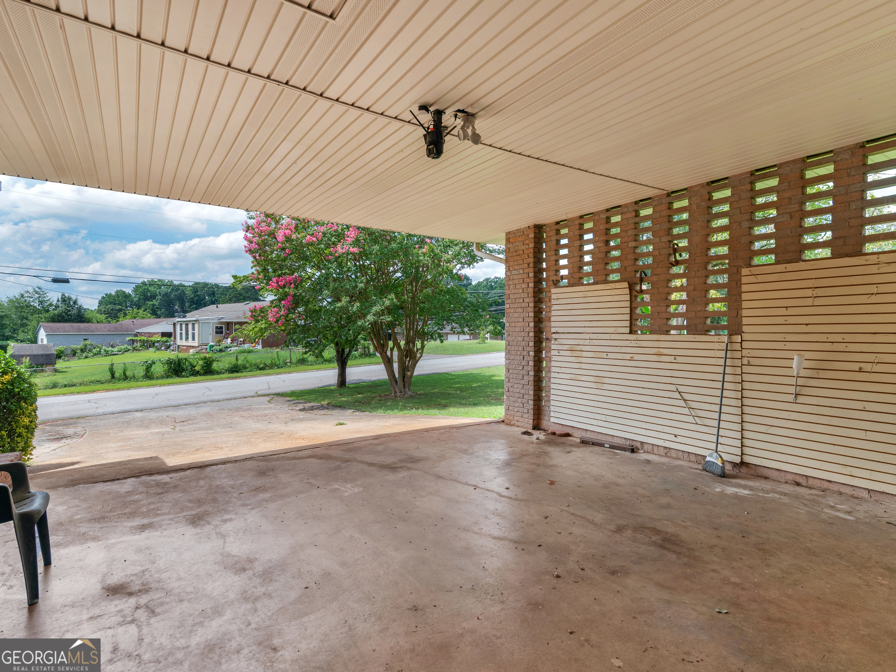 2026 Pinecrest Drive Property Photo 4