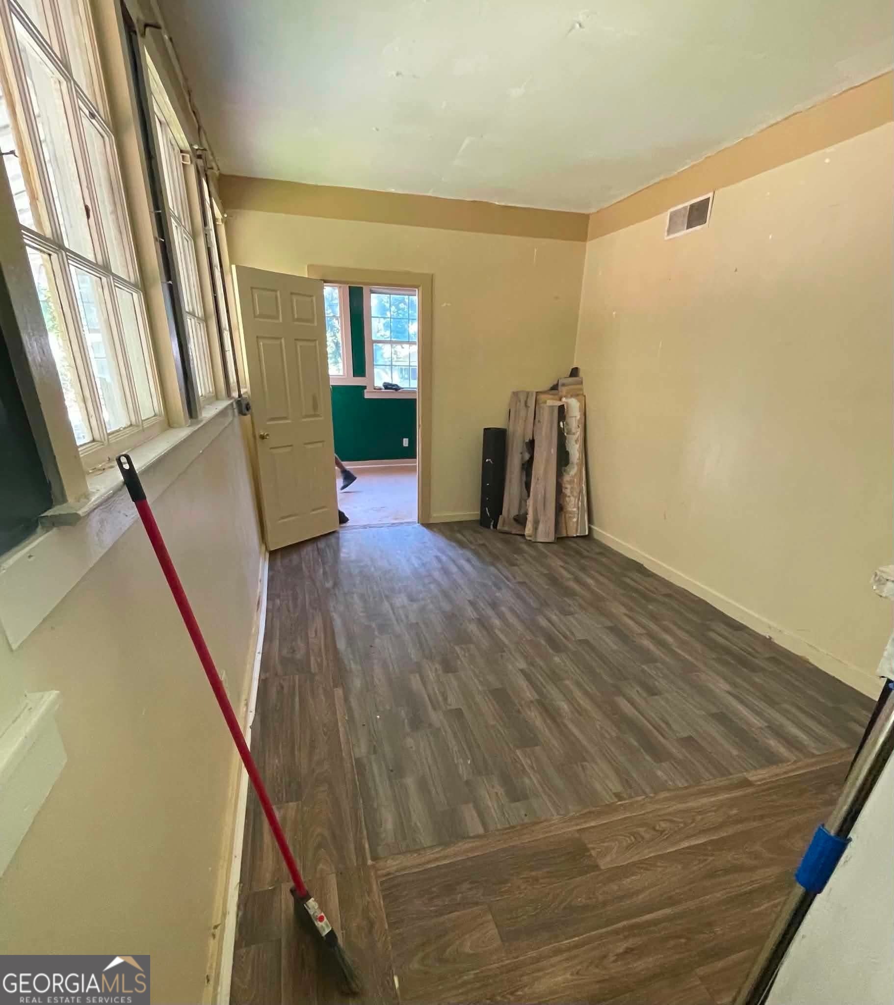 405 E Davis Street Property Photo 2