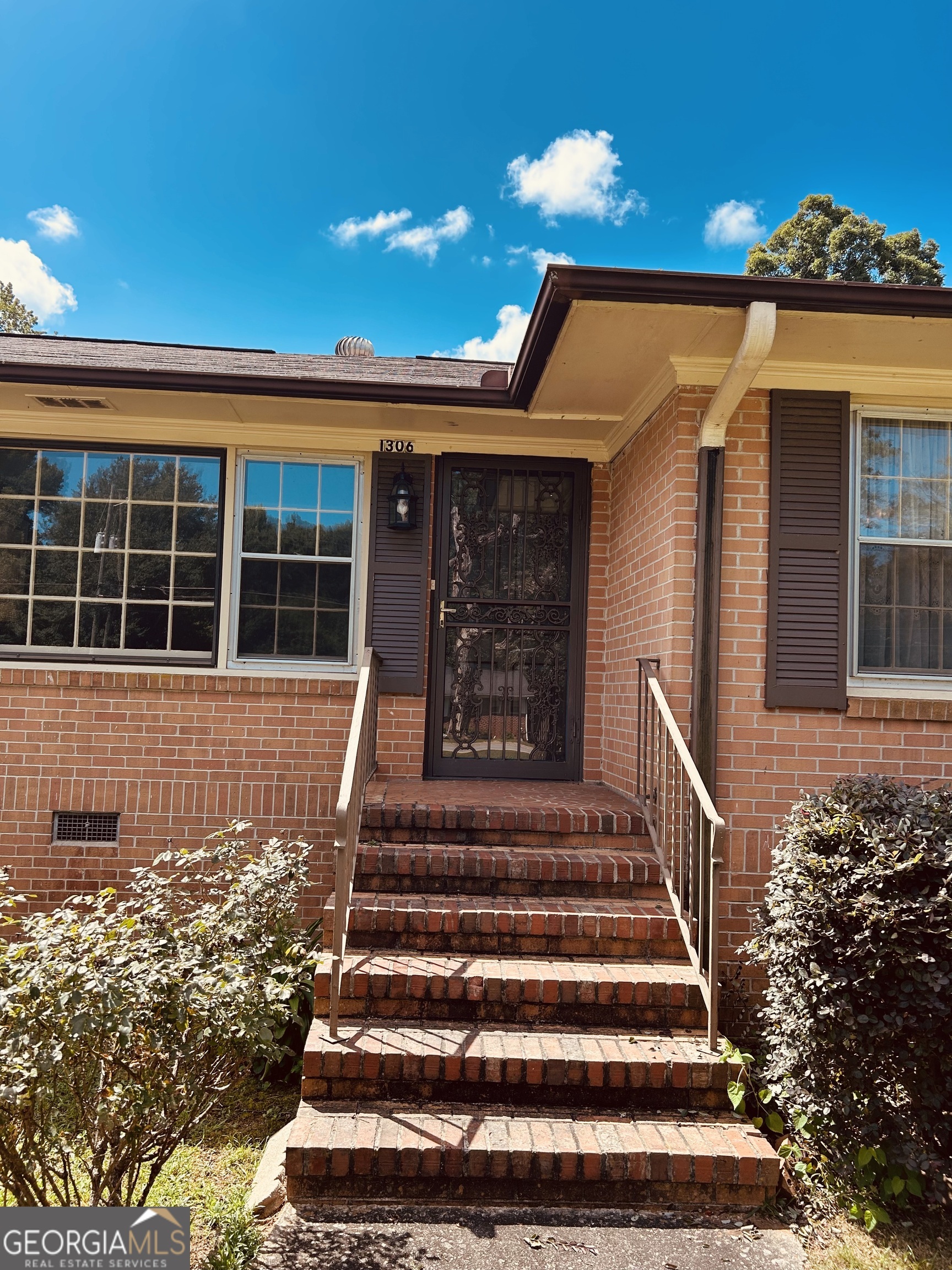 1306 Greenview Drive Property Photo 2