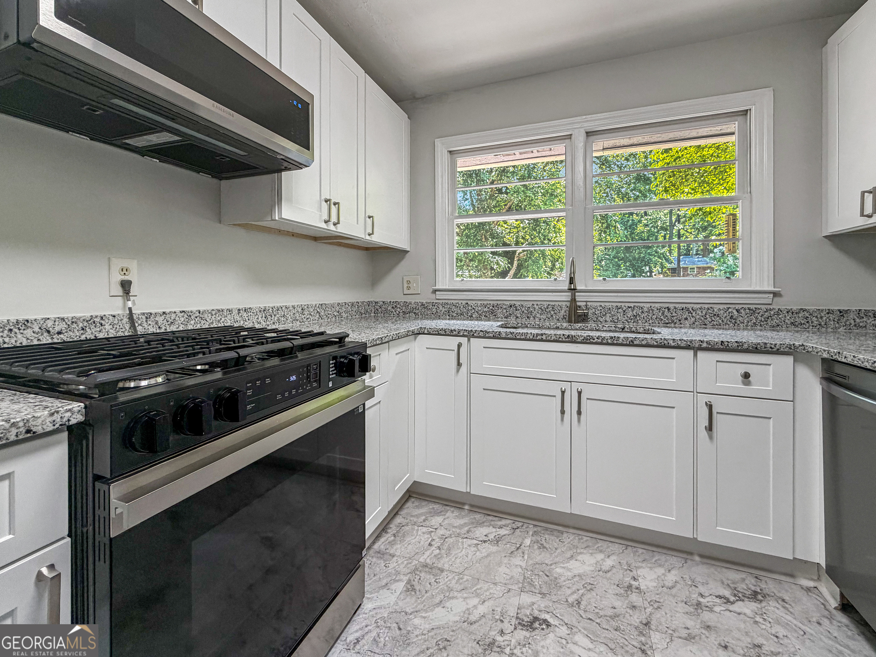 106 Larose Circle Se Property Photo 4