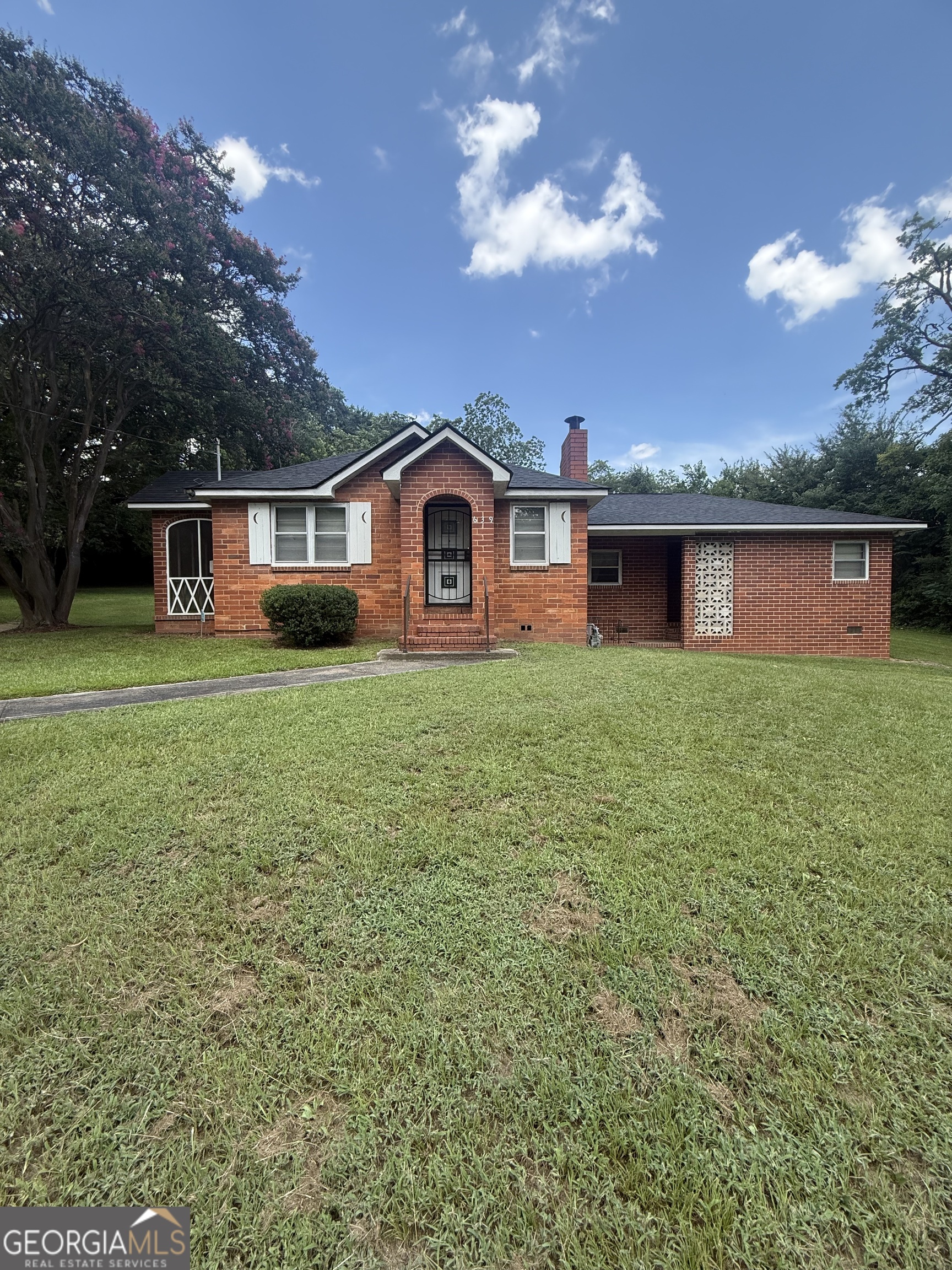 639 Short Street E Property Photo 1