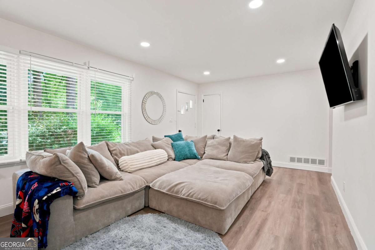581 Meadowbrook Drive Se Property Photo 4