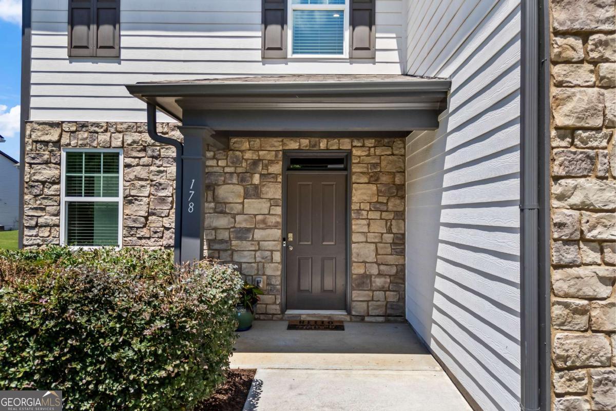 178 Starbuck Parkway Property Photo 2