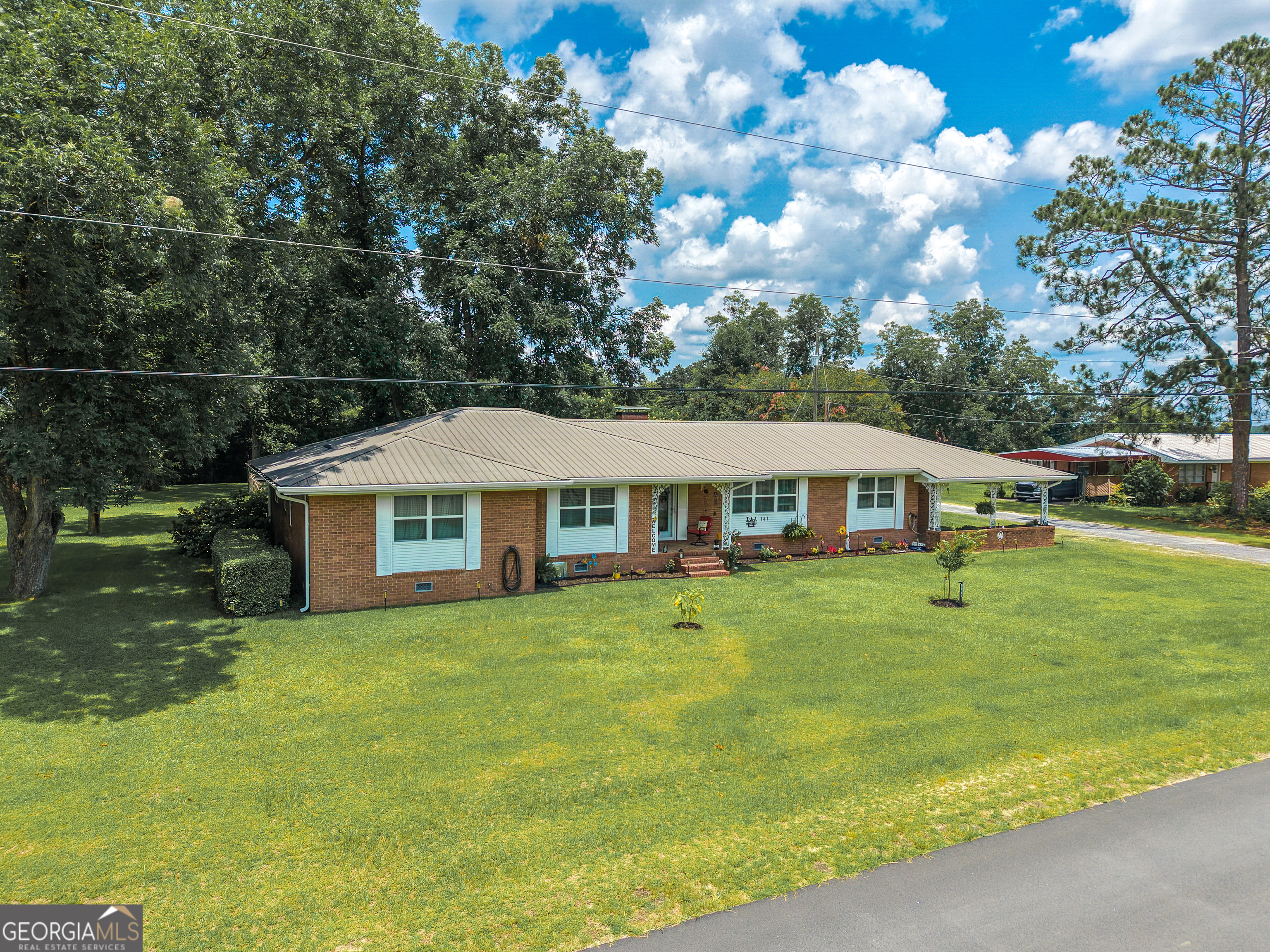 141 N Railroad Avenue Property Photo 1