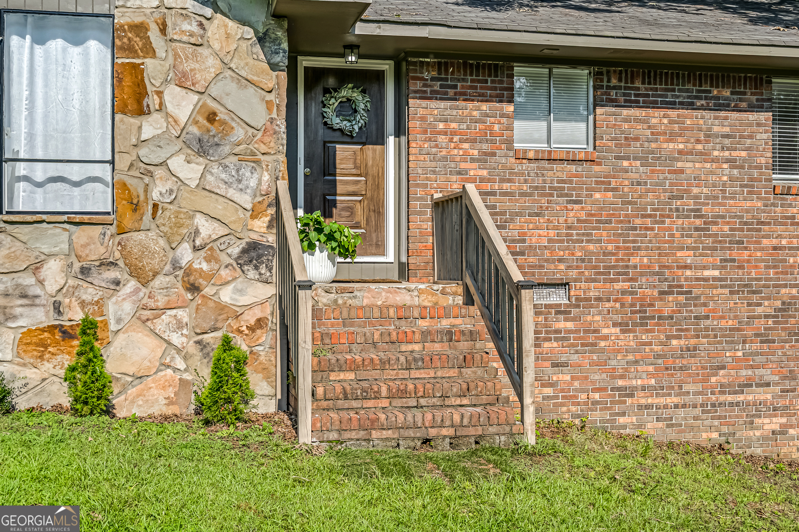 2814 Suncrest Drive Property Photo 3
