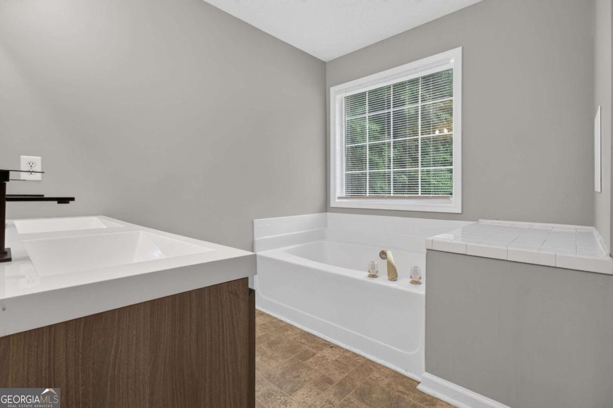 2364 Fallbrook Court Property Photo 24