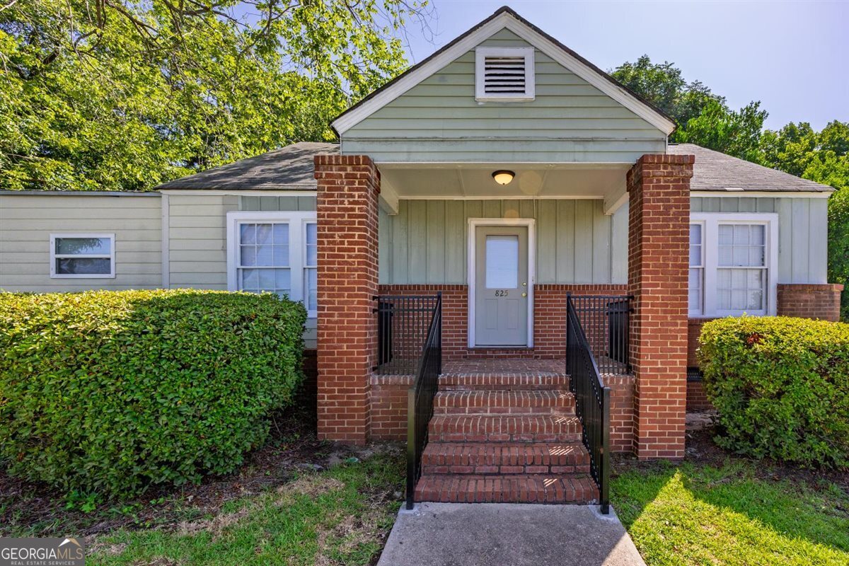 825 Maple Street