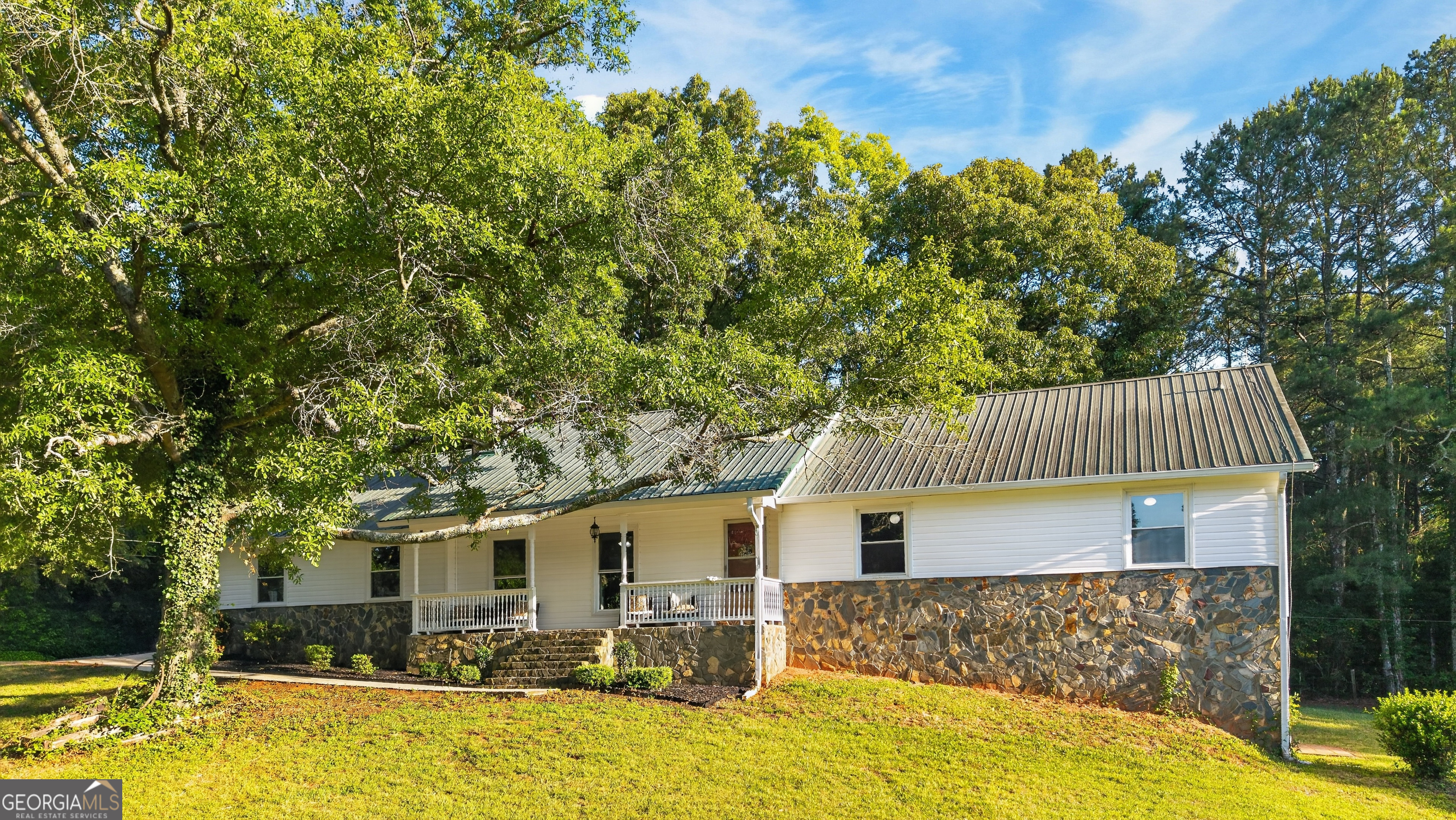 662 Highway 18 W Property Photo 1