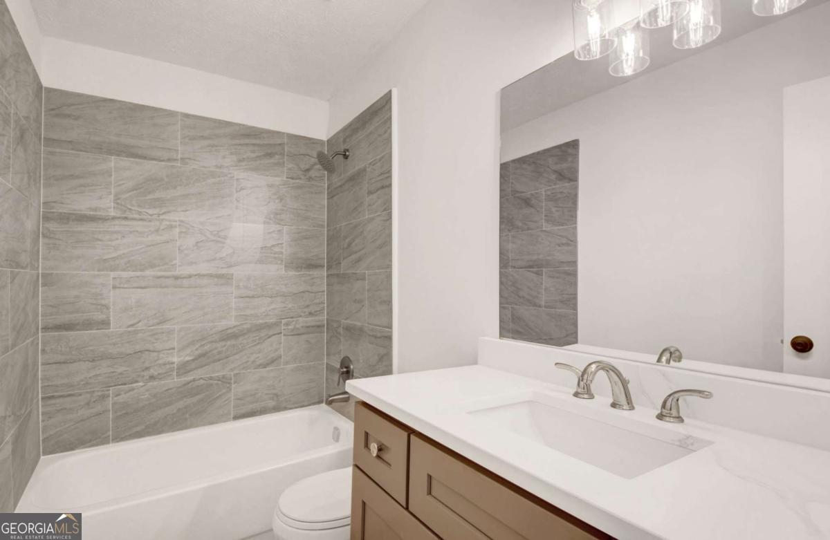 702 Glenleaf Drive Property Photo 9