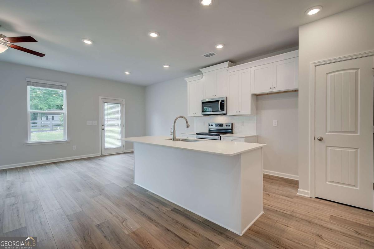 250 Abbotts Crossing Circle Property Photo 6