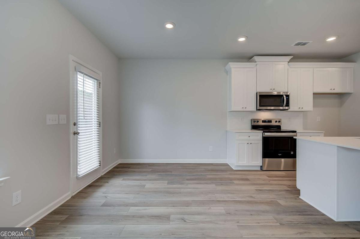 250 Abbotts Crossing Circle Property Photo 8