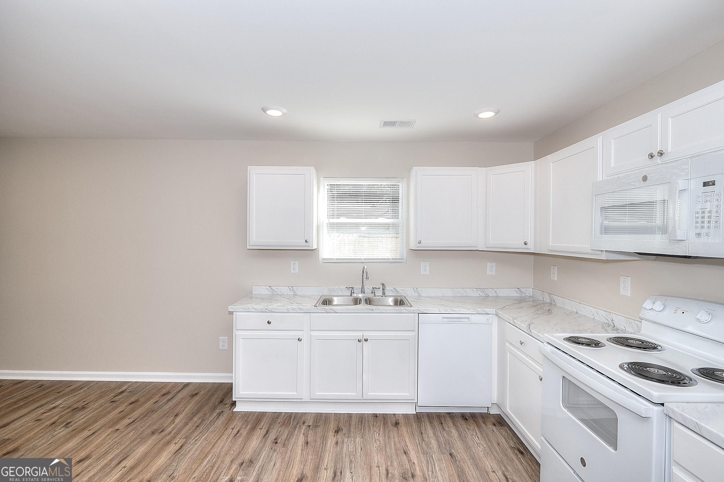 407 Wall Street Property Photo 14