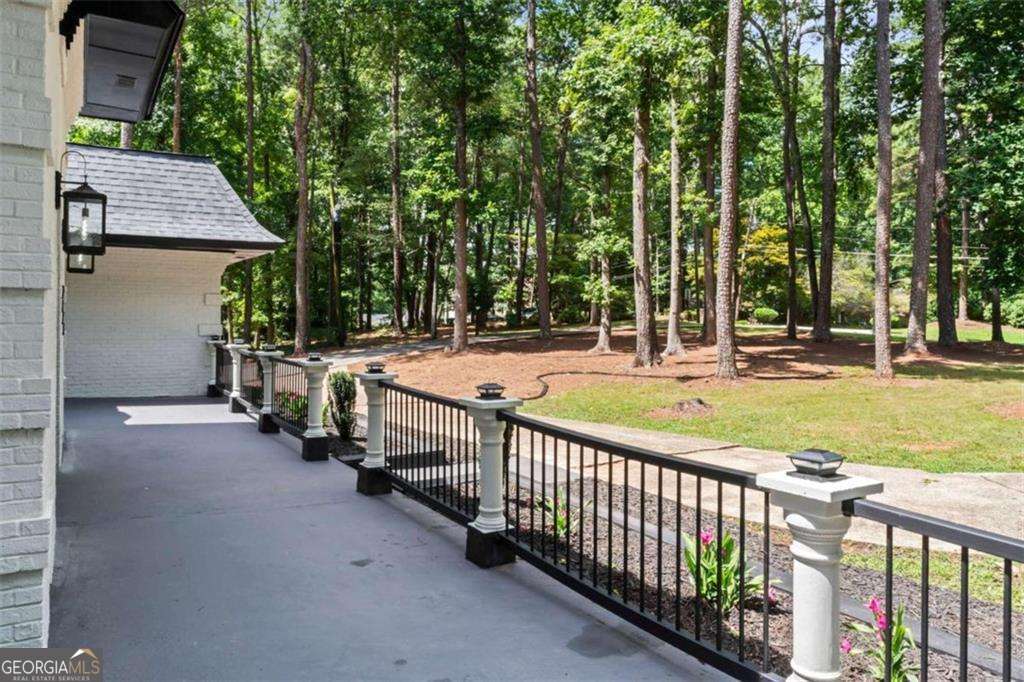 2023 Stoneleigh Drive Property Photo 4