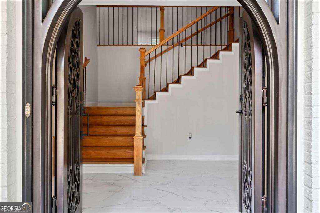 2023 Stoneleigh Drive Property Photo 6