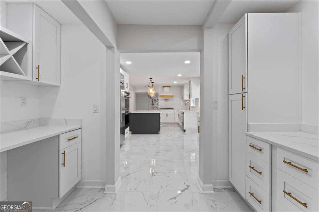 2023 Stoneleigh Drive Property Photo 8