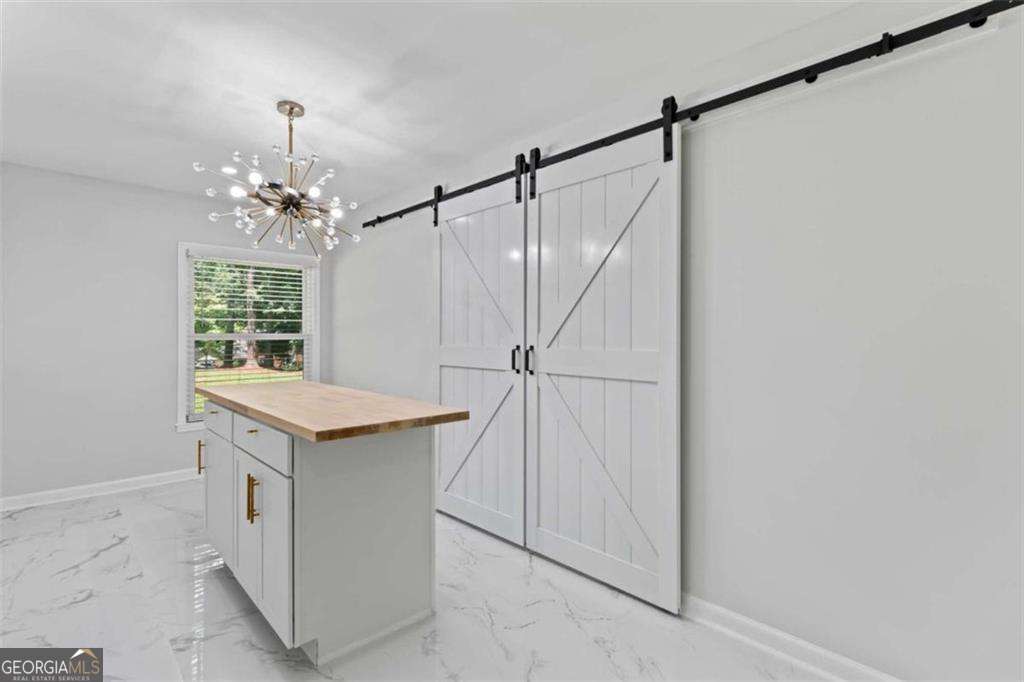2023 Stoneleigh Drive Property Photo 10