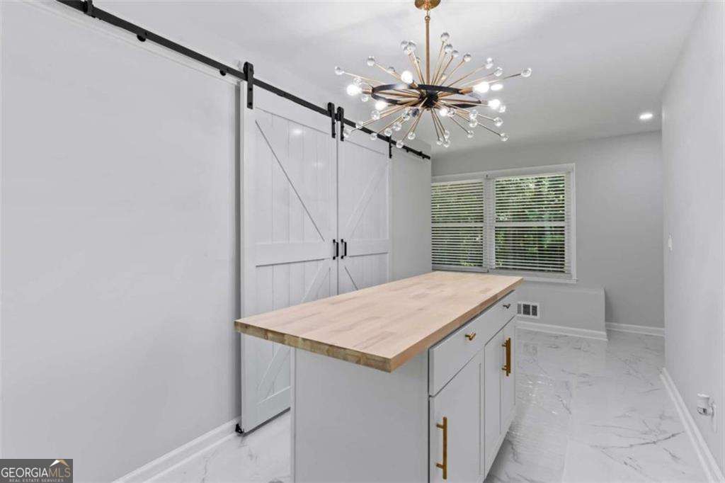 2023 Stoneleigh Drive Property Photo 12