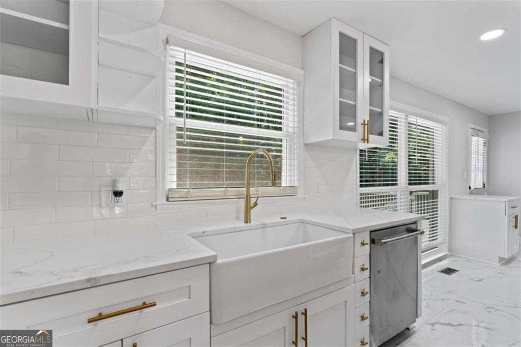 2023 Stoneleigh Drive Property Photo 17