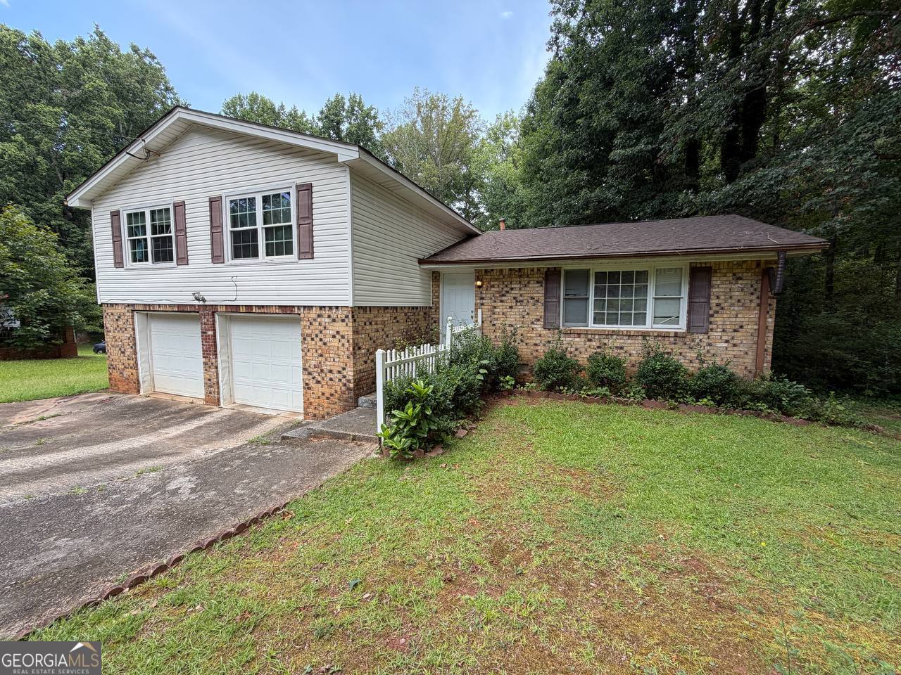 221 Lucan Way Property Photo 3