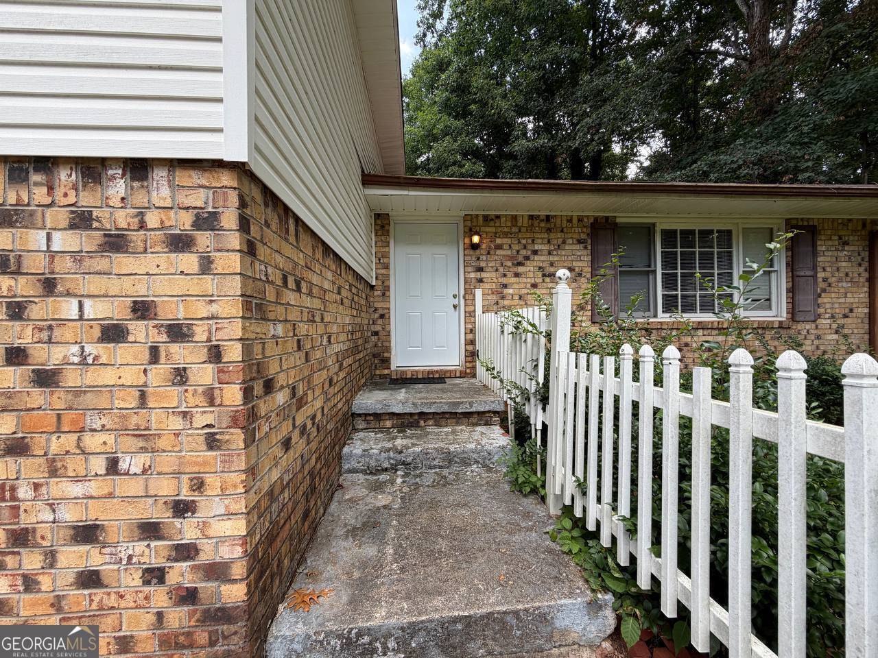 221 Lucan Way Property Photo 4