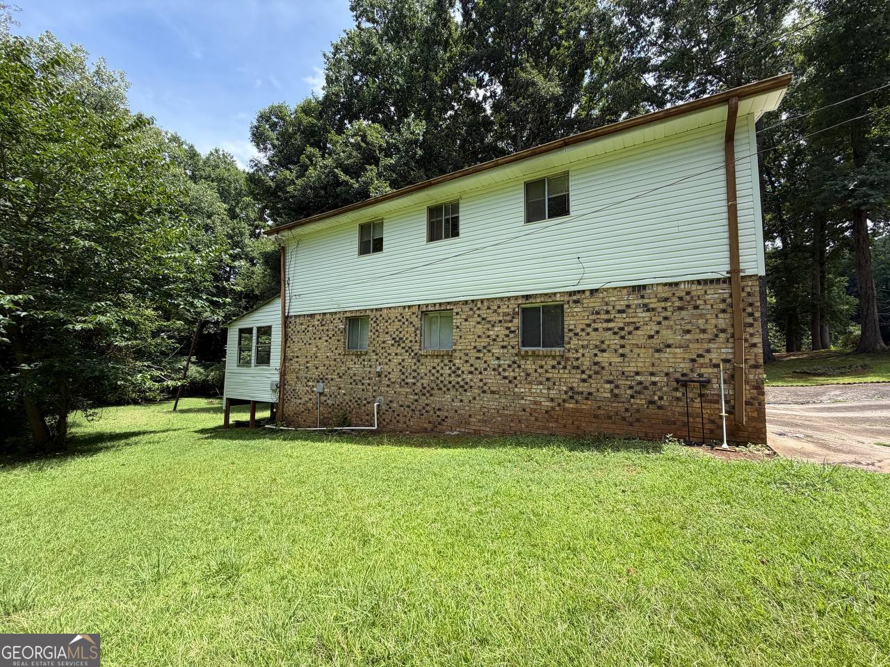 221 Lucan Way Property Photo 5