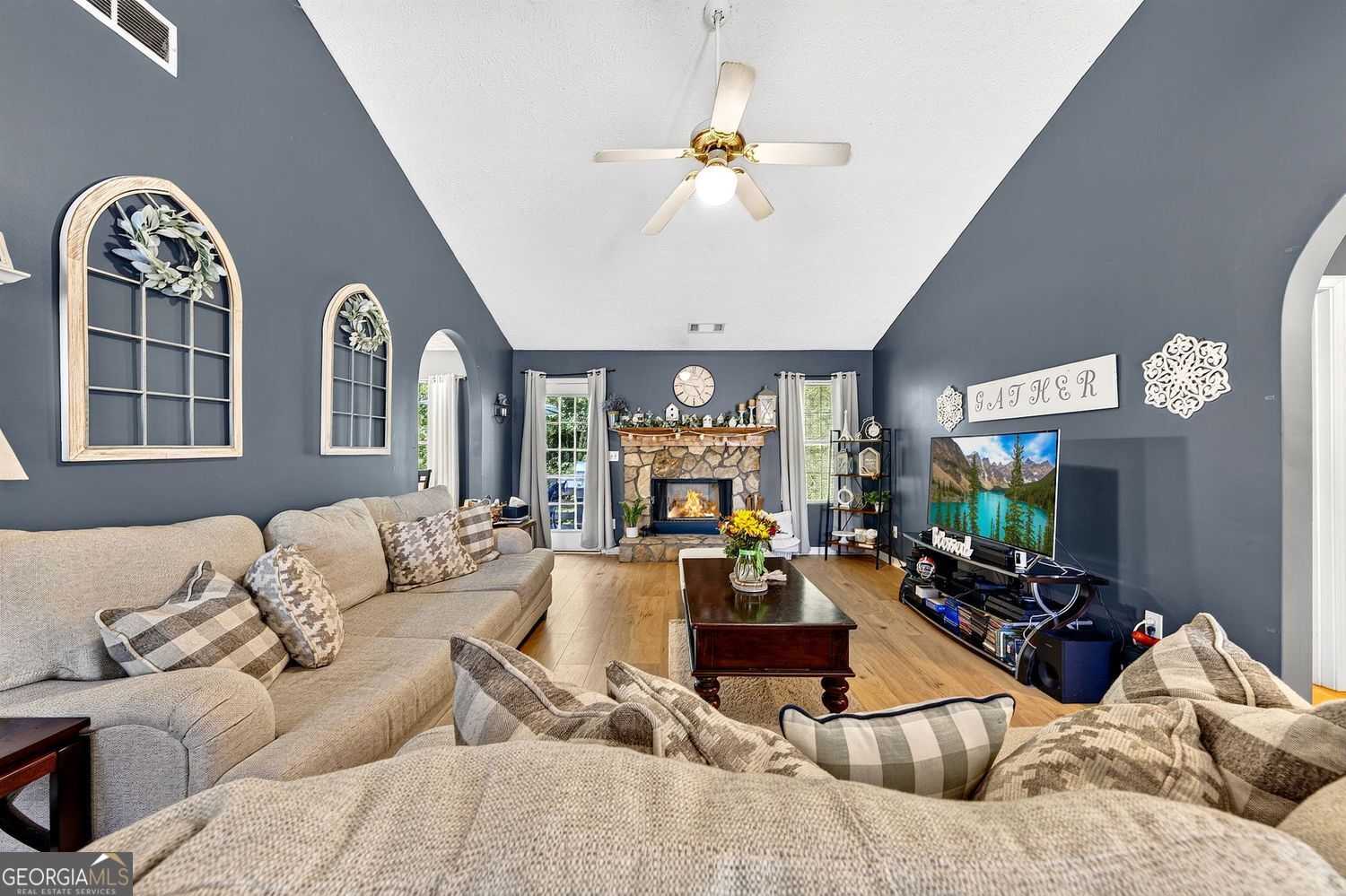 802 Windsor Drive Property Photo 3