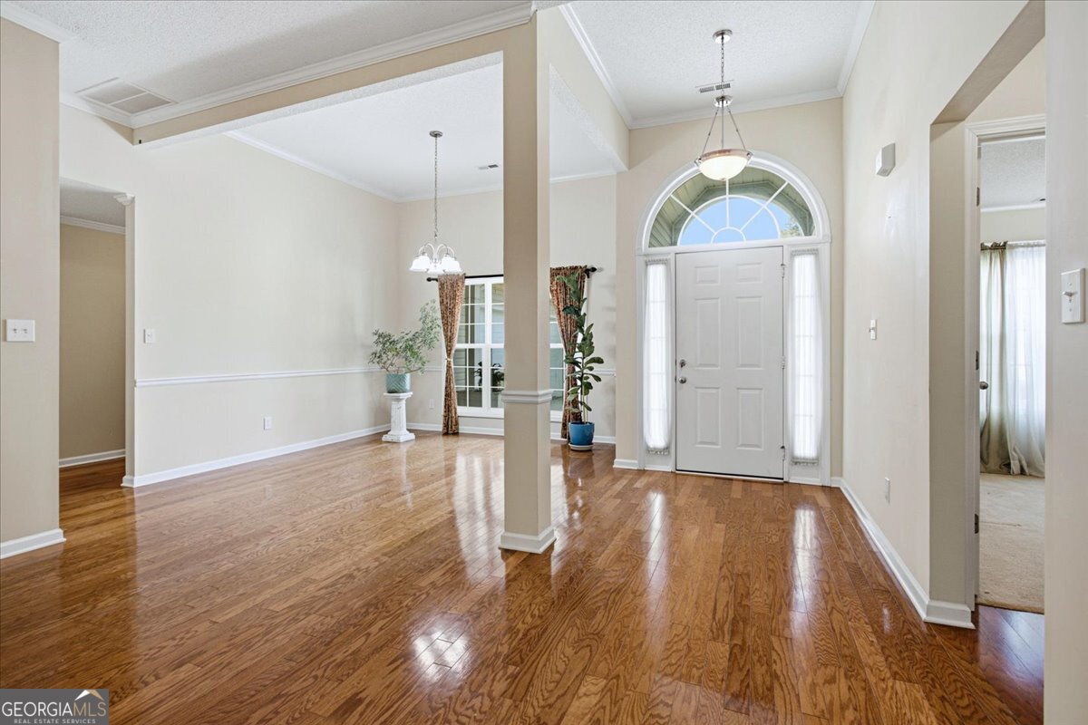 100 Avondale Circle Property Photo 4