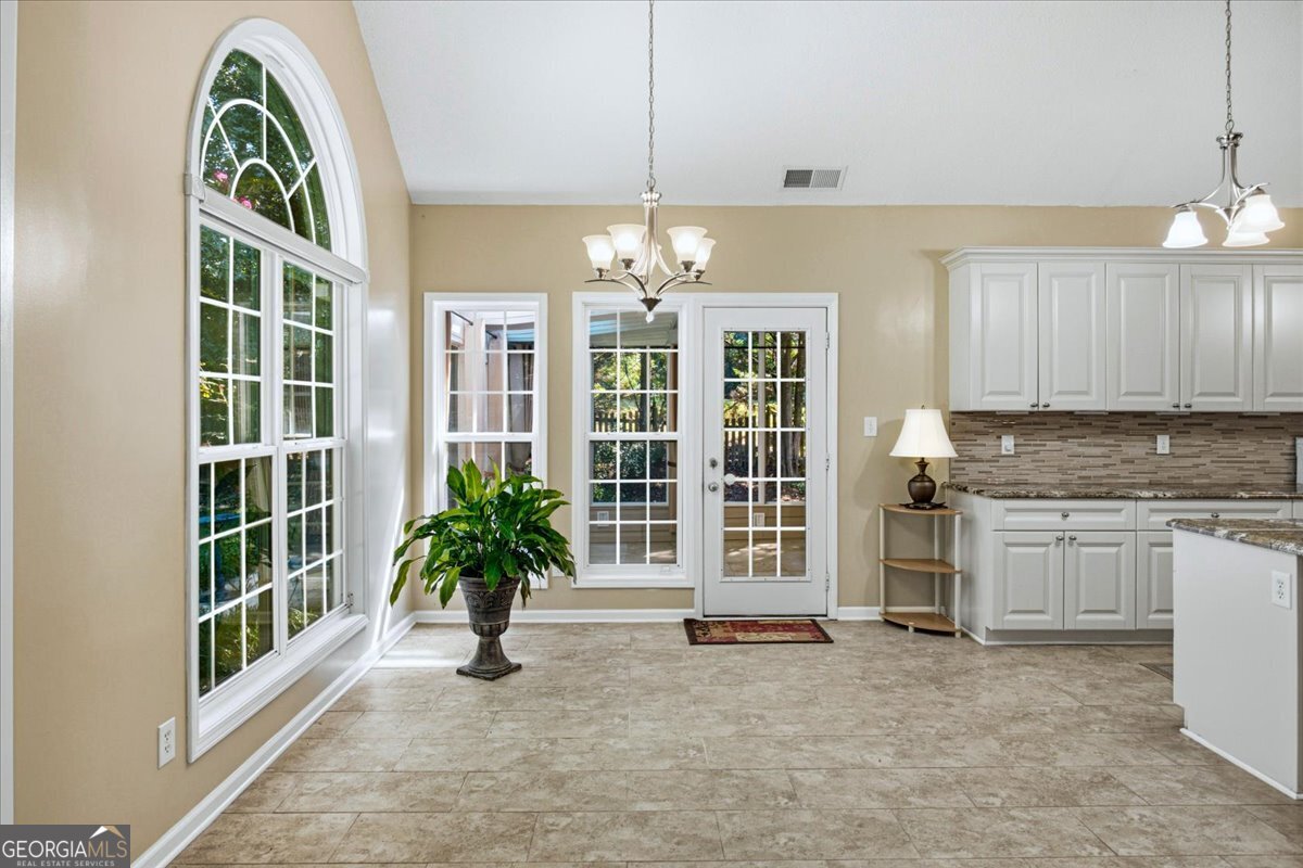 100 Avondale Circle Property Photo 12