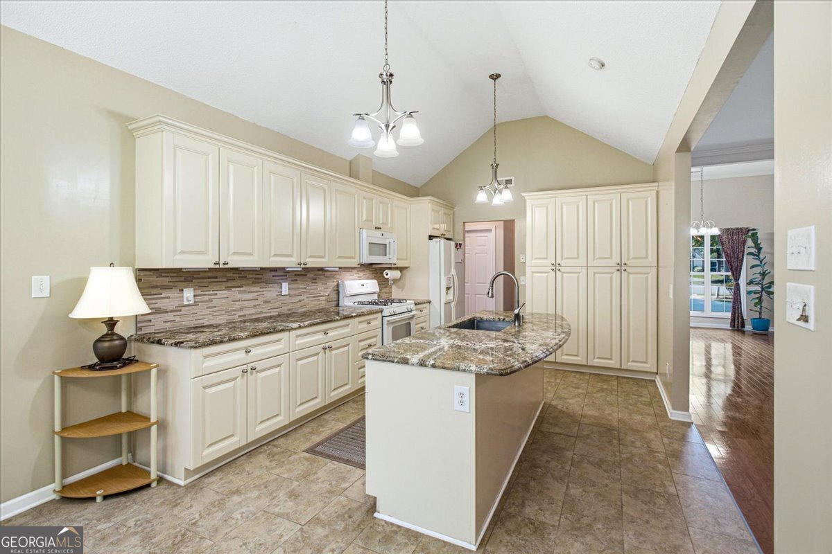 100 Avondale Circle Property Photo 14