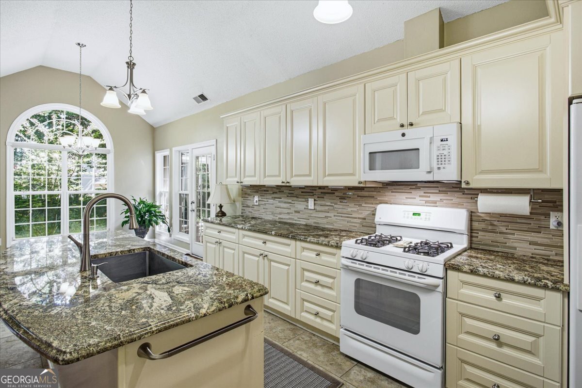 100 Avondale Circle Property Photo 18