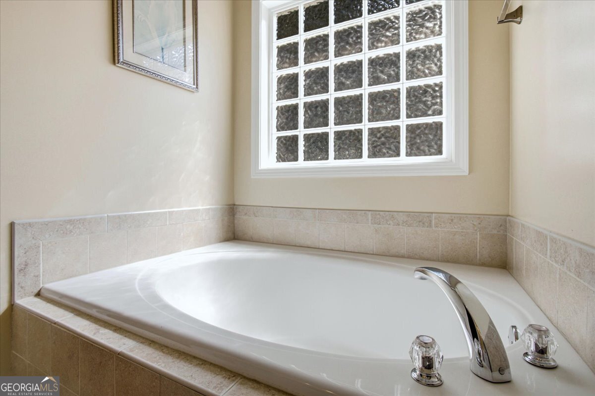 100 Avondale Circle Property Photo 27