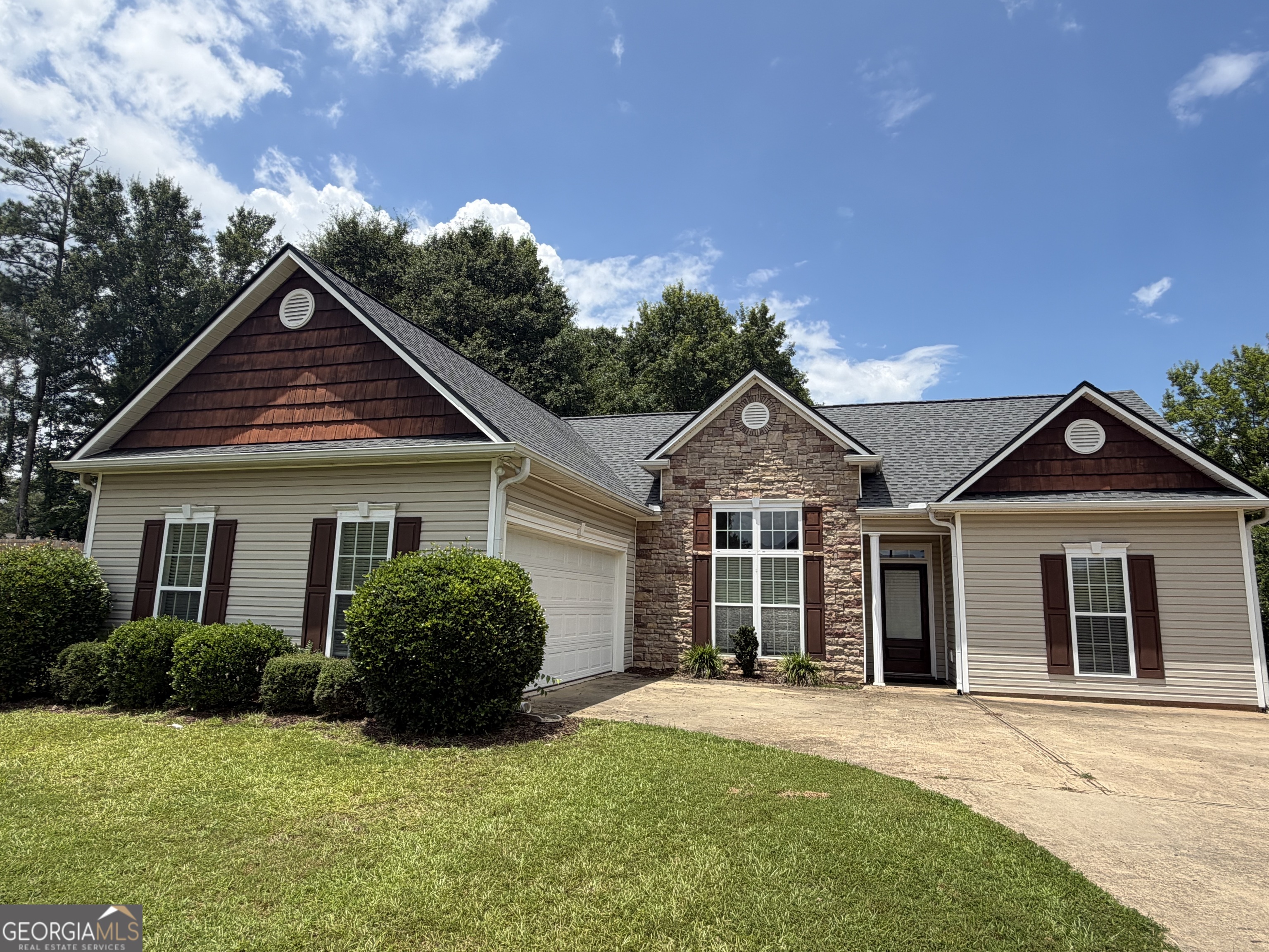 105 Creekside Drive Property Photo 1