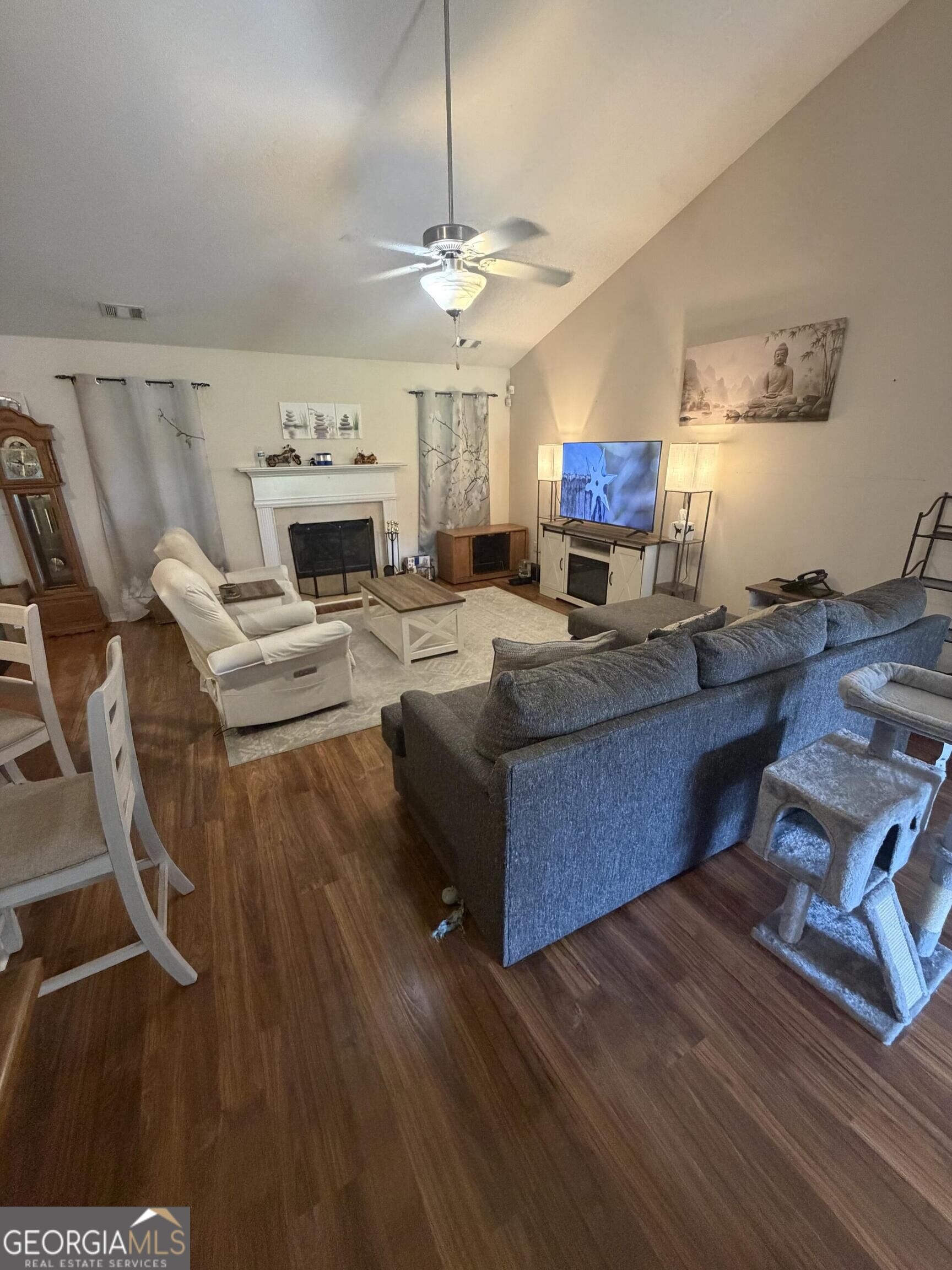 33 Column Court Property Photo 5