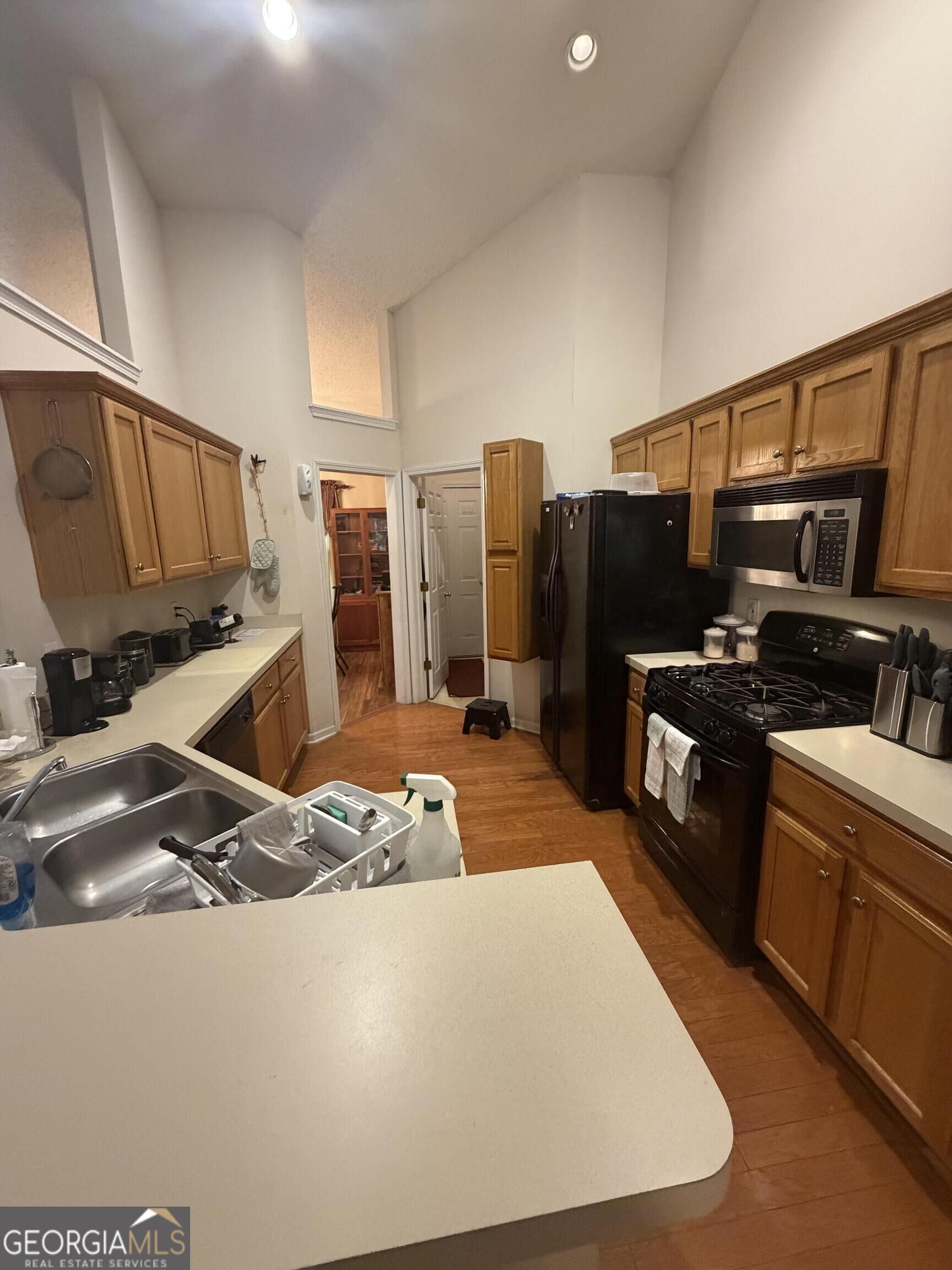 33 Column Court Property Photo 9