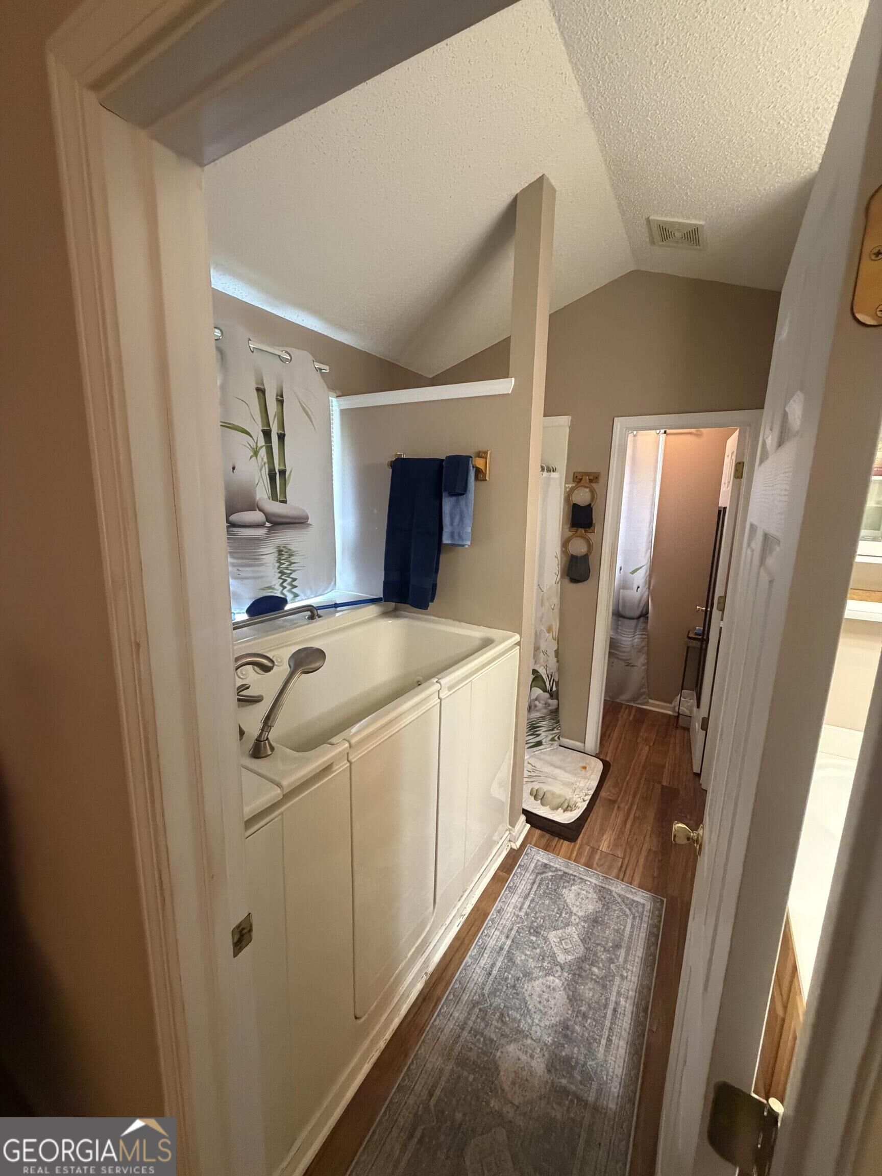 33 Column Court Property Photo 18