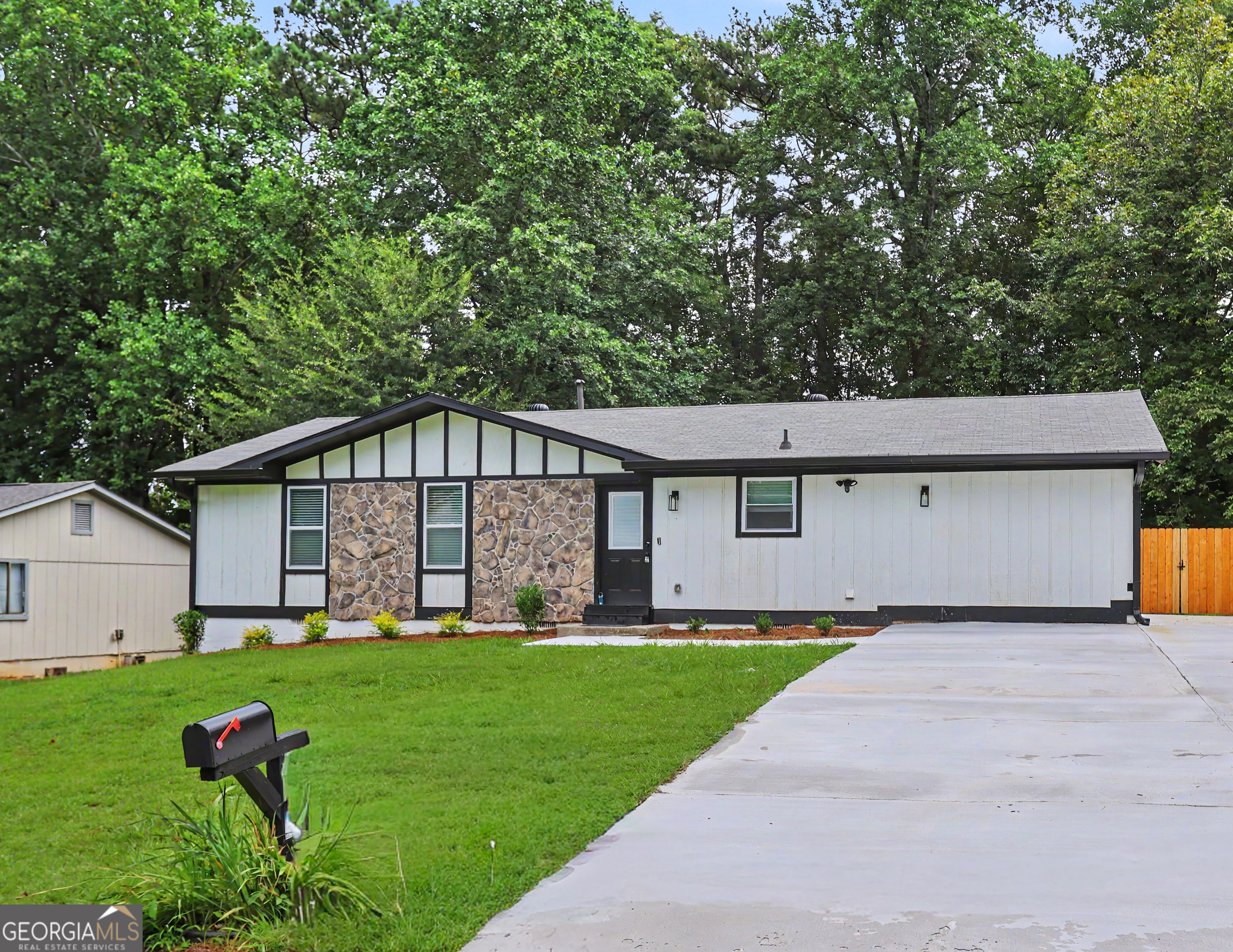 2535 Rhoanoke Drive Property Photo 2