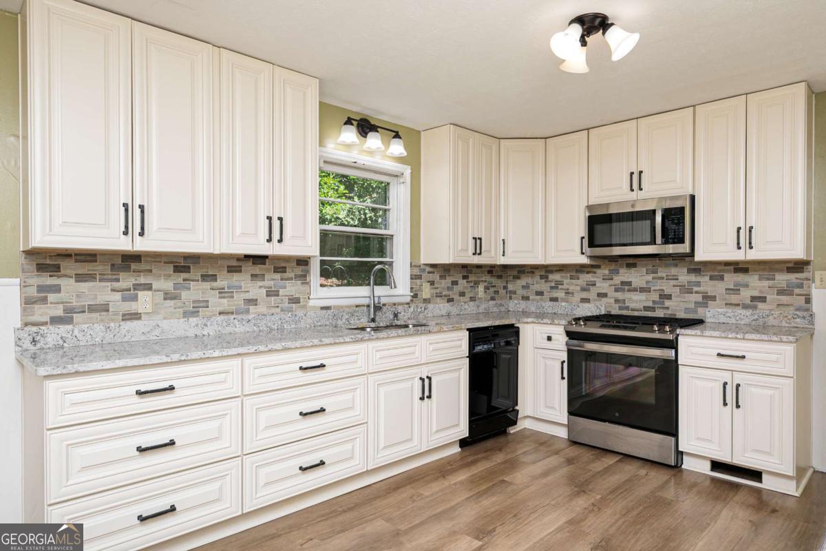 2133 Sandy Plains Road Property Photo 10