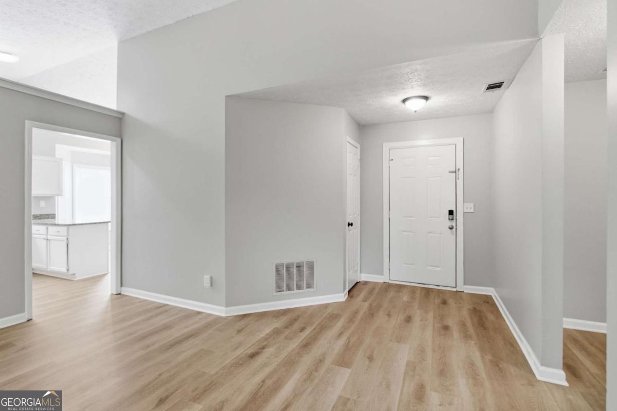 2572 Herndon Road Property Photo 3