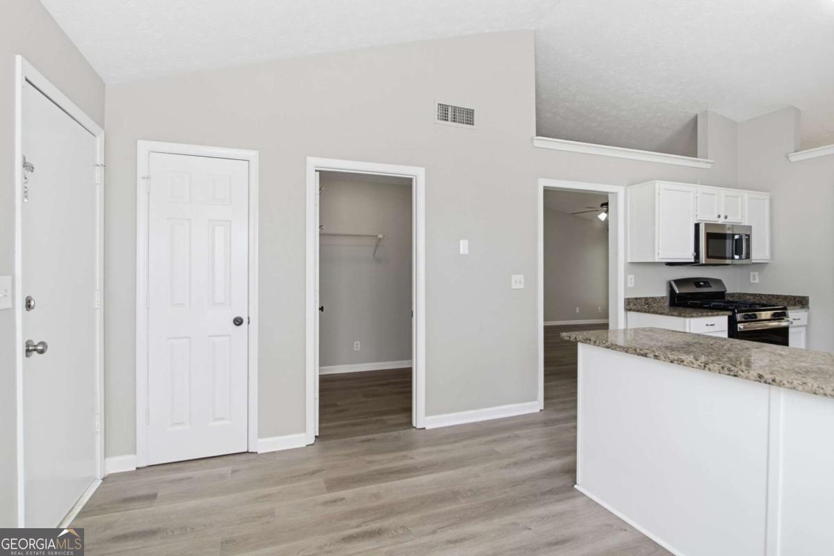 2572 Herndon Road Property Photo 5