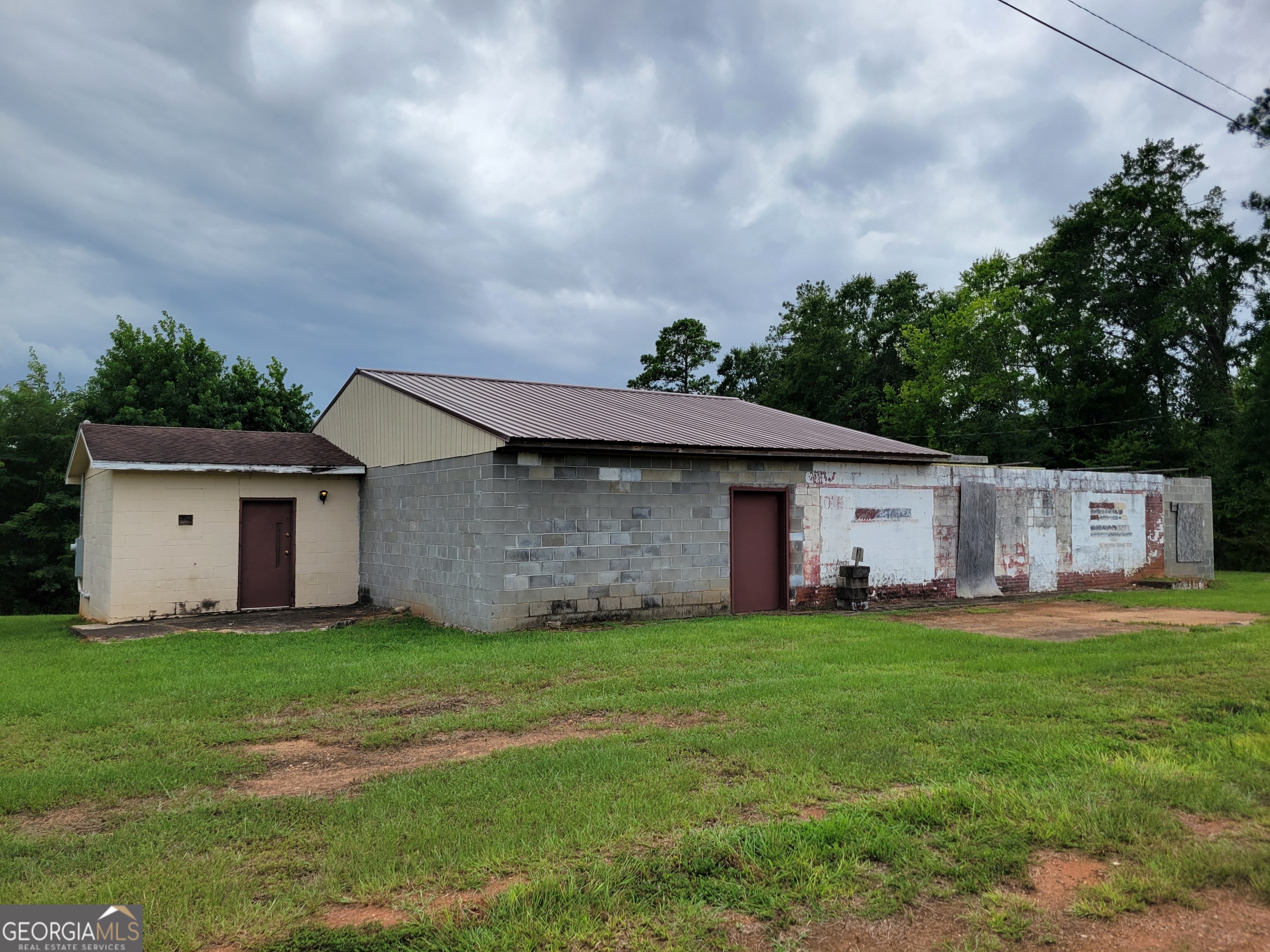 7567 Highway 24 W Property Photo 1