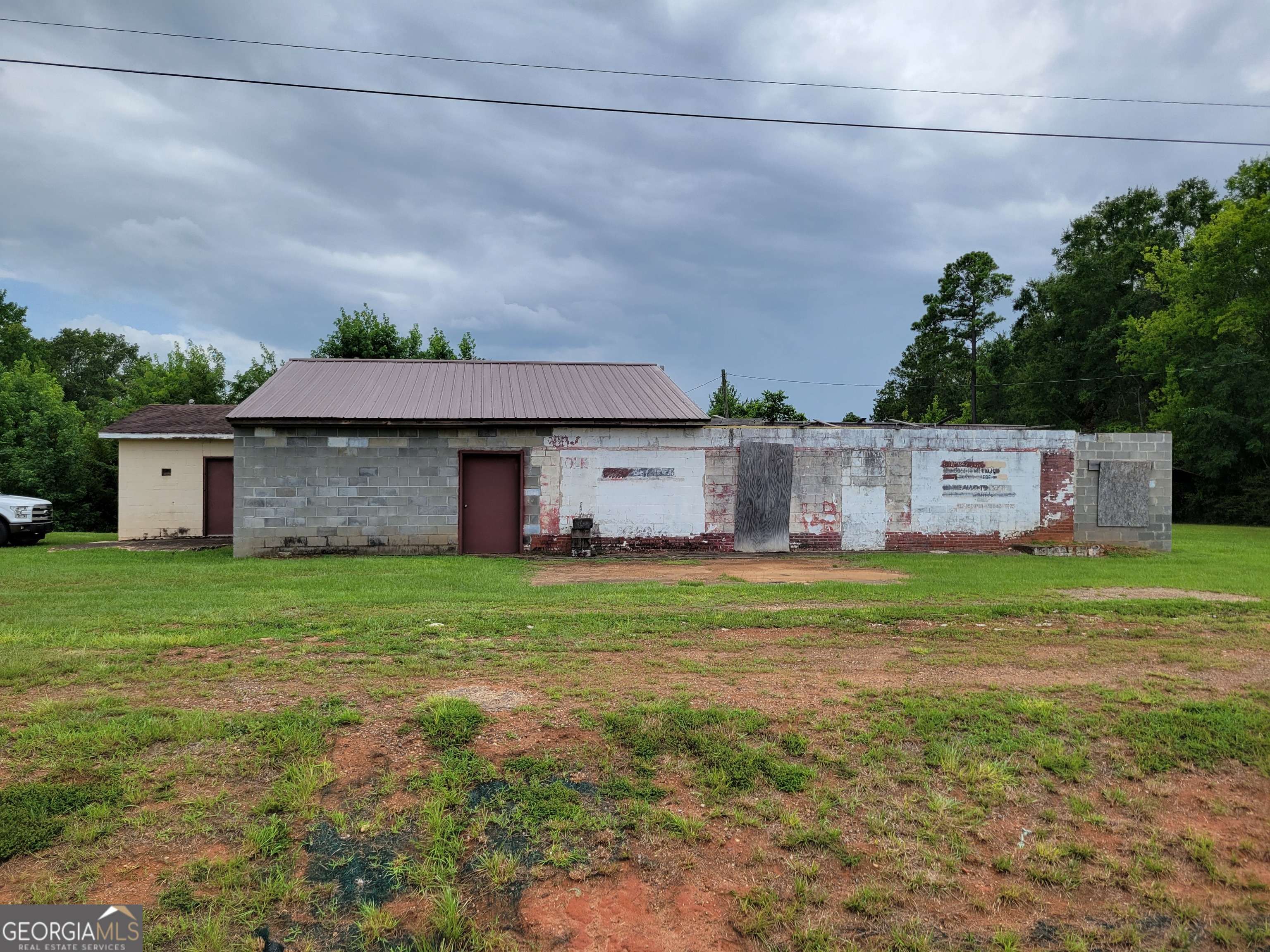 7567 Highway 24 W Property Photo 2