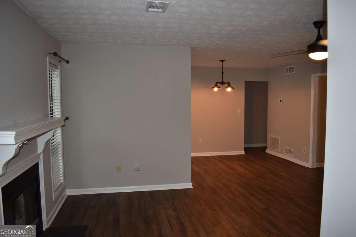 3923 Woodridge Way Property Photo 3
