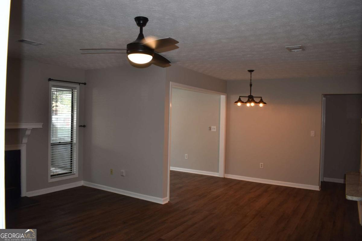 3923 Woodridge Way Property Photo 4