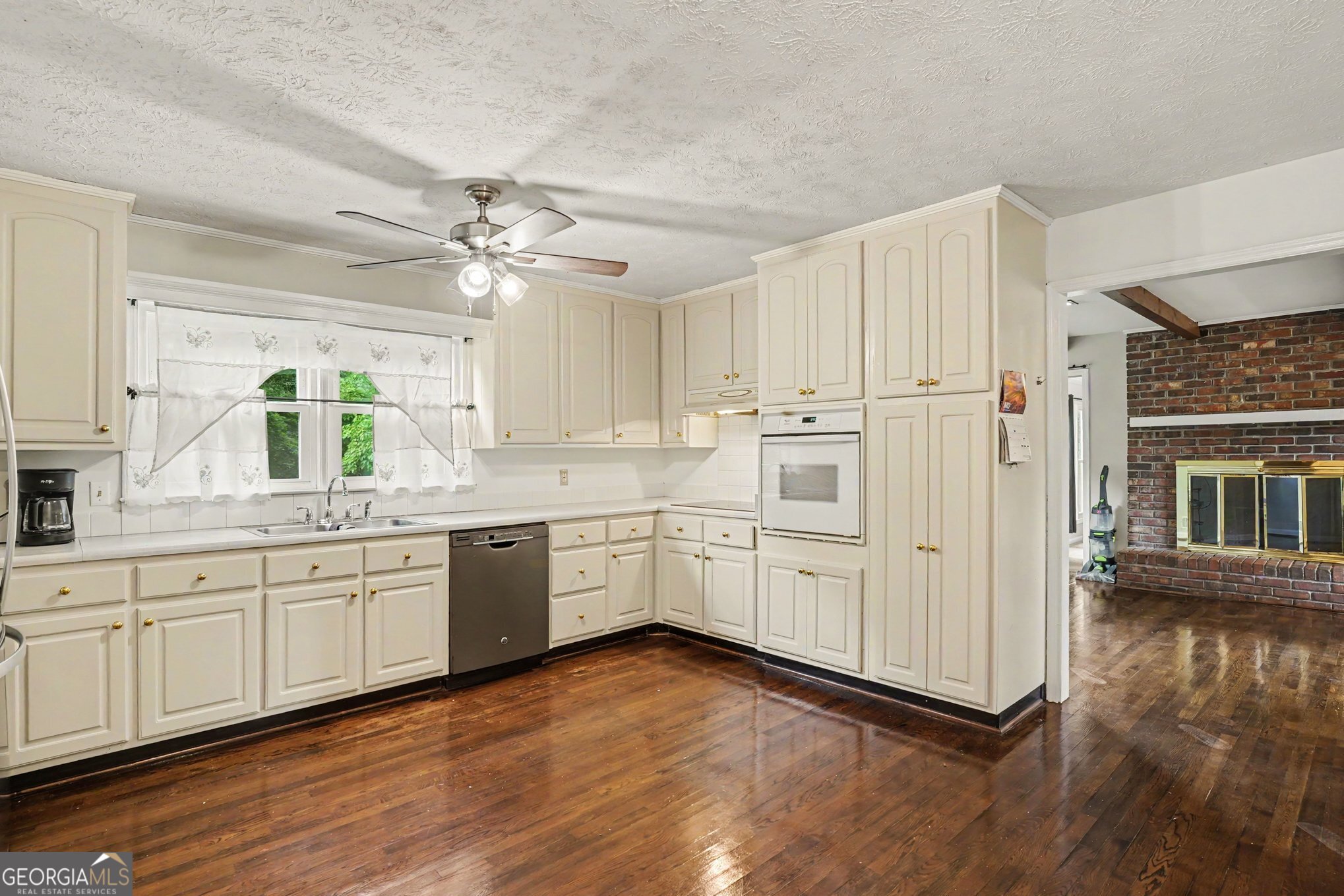 1019 E College Street Property Photo 13