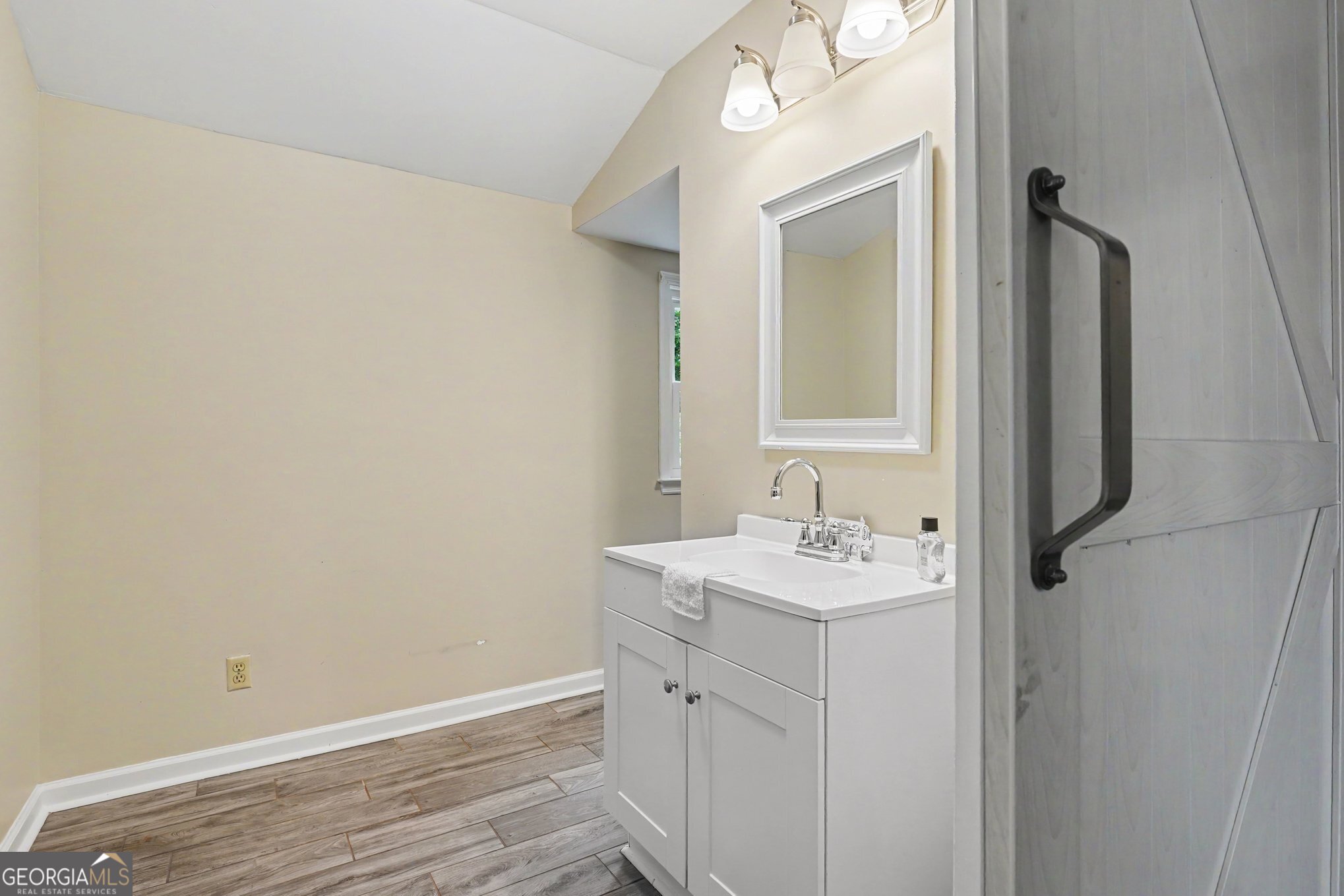 1019 E College Street Property Photo 23