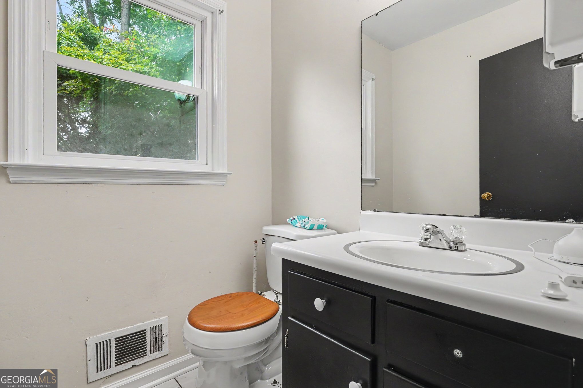 1019 E College Street Property Photo 36